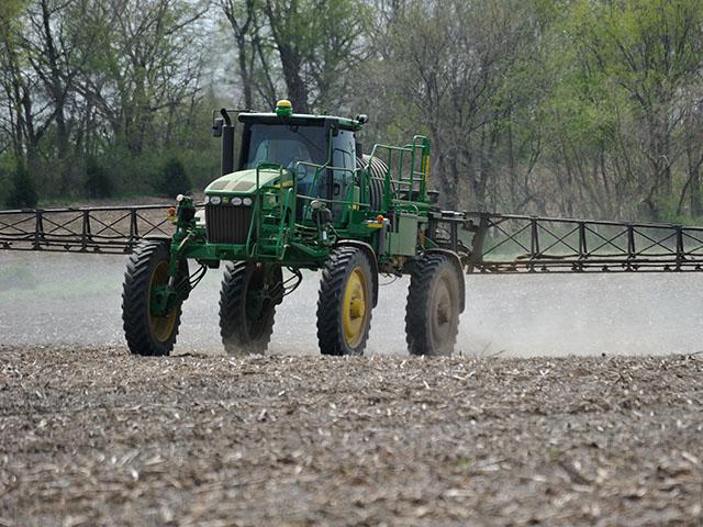 Under a label proposed for a Bayer dicamba product called KHNP0090, application of the herbicide would be limited to pre-plant, at-planting or pre-emergence in dicamba-tolerant soybeans. (DTN file photo)