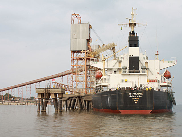 A ship in a Brazilian port. Brazilian soybean exports fell in August, while corn shipments rose. (DTN file photo by Alastair Stewart)
