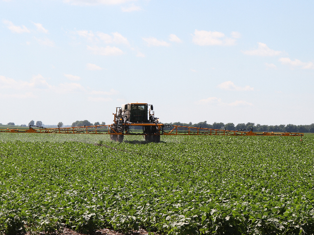 Plots get sprayed on Kirk Martin&#039;s farm. He&#039;s participating in a special program that allows growers to try a new trait technology that allows soybeans to tolerate dicamba herbicide. (DTN photo by Pam Smith)