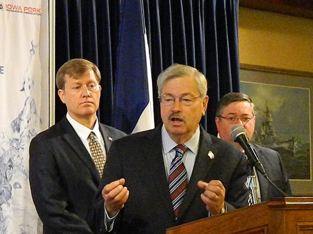 Iowa Gov. Terry Branstad talks about water quality issues in the state during the announcement of the Iowa Agriculture Water Alliance on Monday. Sean McMahon, (left), the alliance&#039;s new director, and Kirk Leeds, CEO for the Iowa Soybean Association, look on. (DTN photo by Chris Clayton)