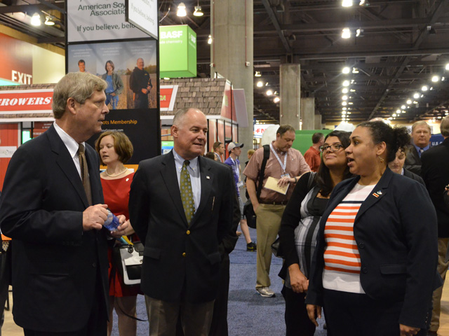 Ag Secretary Tom Vilsack (left) at Commodity Classic. (Photo by Cindy Zimmerman)