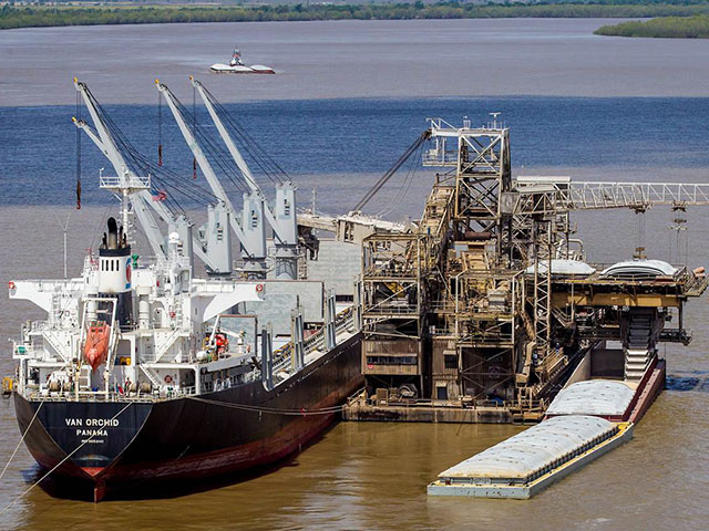The Myrtle Grove Midstream Terminal Floating Elevator operated by Associated Terminals on the Mississippi transferring corn between barges and ocean vessels bound for foreign markets. (Photo courtesy of Russell Marine Group, New Orleans, Louisiana.) 