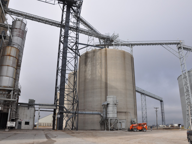 West Central Cooperative and Farmers Cooperative Co. announced signing a letter of intent to study a possible merger that would result in a cooperative with a reported $2.1 billion in revenues. (DTN file photo by Nick Scalise)