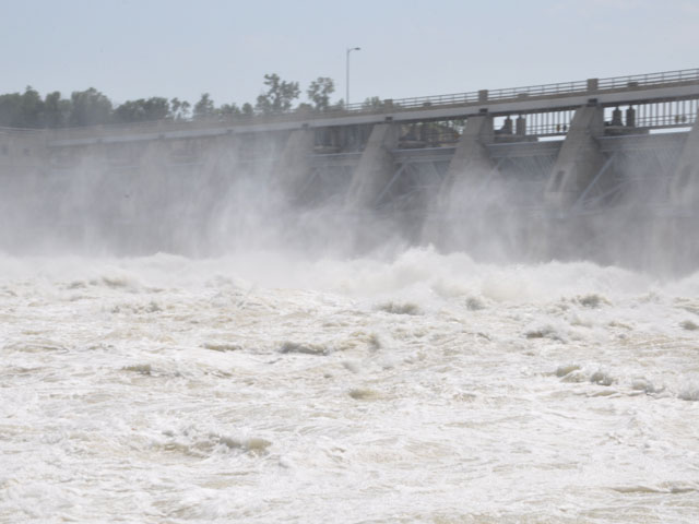 The U.S. Army Corps of Engineers had no choice but to release water in June and July 2011 to accommodate the inflow of extreme rains and melting snow and prevent damage to dam infrastructure, such as spillways in danger of being overtopped, according to a new Government Accountability Office report. (DTN file photo by Chris Clayton)